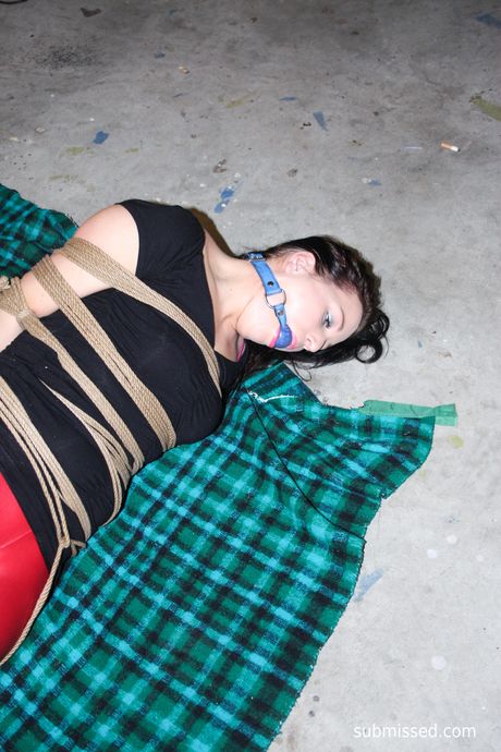 被綁住和堵嘴的少女 Lena D 在捆綁獨奏中露出了她的陰部