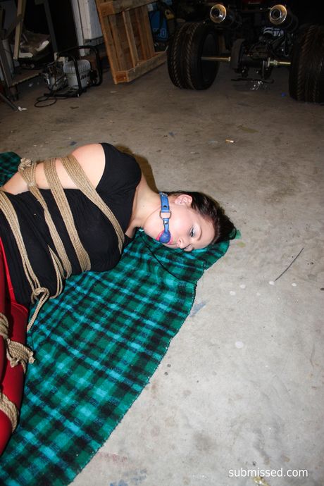 被綁住和堵嘴的少女 Lena D 在捆綁獨奏中露出了她的陰部