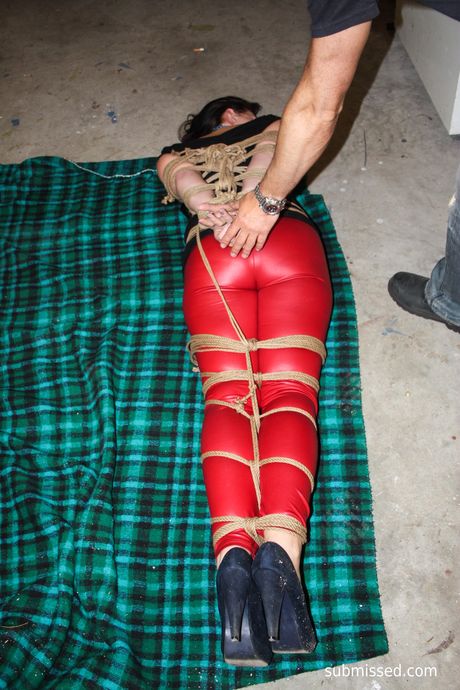 被綁住和堵嘴的少女 Lena D 在捆綁獨奏中露出了她的陰部