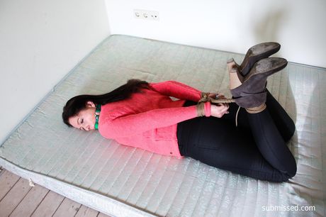 漂亮的荷蘭美女 Lena D 在獨奏中展示了她的小乳房和修剪過的陰部