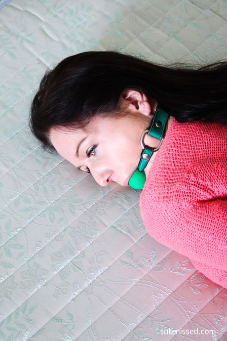 漂亮的荷蘭美女 Lena D 在獨奏中展示了她的小乳房和修剪過的陰部