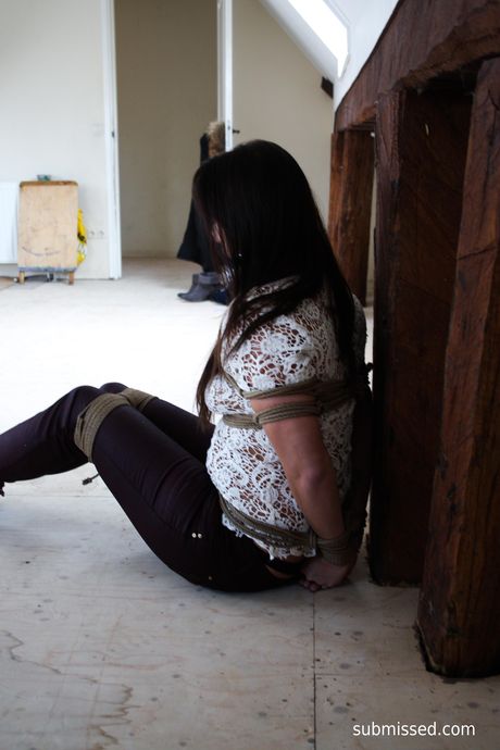 迷人的荷蘭女孩 Lena D 被綁住並堵住嘴，進行熱辣捆綁獨奏