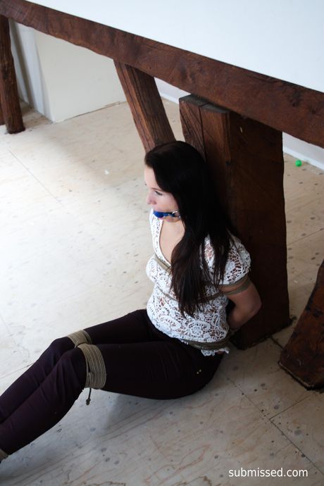 迷人的荷蘭女孩 Lena D 被綁住並堵住嘴，進行熱辣捆綁獨奏