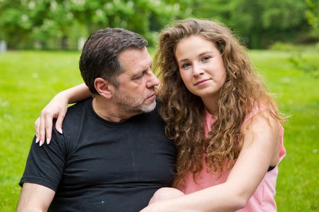 かわいいハンガリーの女の子、バニーベイブは屋外で彼女の猫を舐められ、チンポを犯される