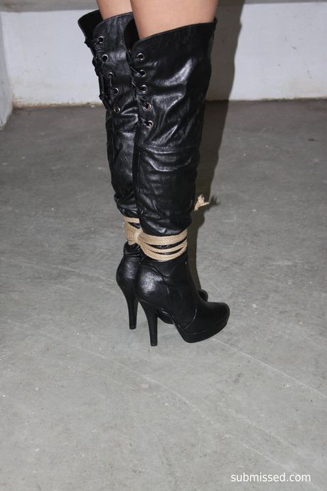 Blond pige Ally viser sin store røv og poserer i en ball gag