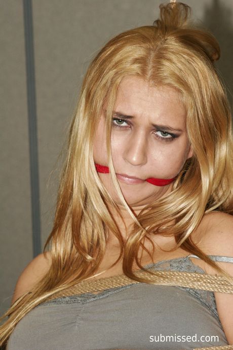 金髮匈牙利業餘演員琳達雷用假陽具摀住嘴