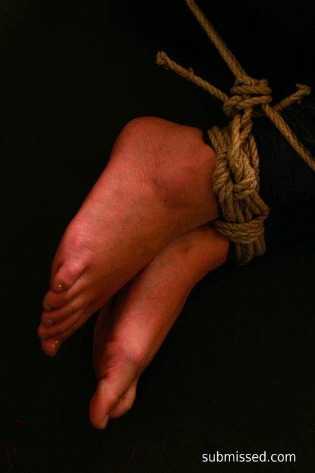 被束縛的尤物琳達被綁在繩索上，任由自己擺佈