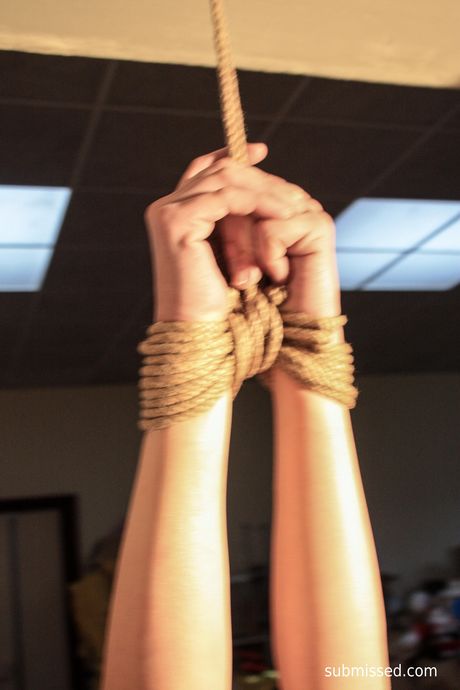 金髮寶貝 Joja 在一場火熱的捆綁獨奏中被捆綁並塞住嘴球