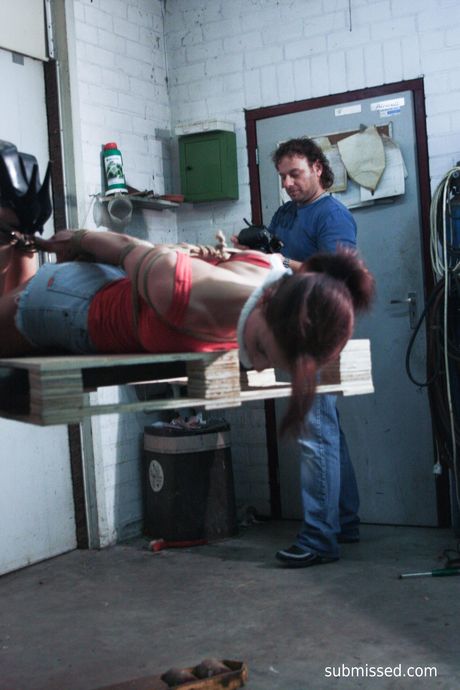 與辣妹 Kirsten 的捆綁行為被捆綁並被嘴巴堵住