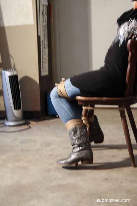 金髮荷蘭女孩娜塔莉被綁起來，在一張淫蕩的椅子上打屁股