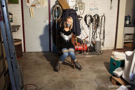 金髮荷蘭女孩娜塔莉被綁起來，在一張淫蕩的椅子上打屁股