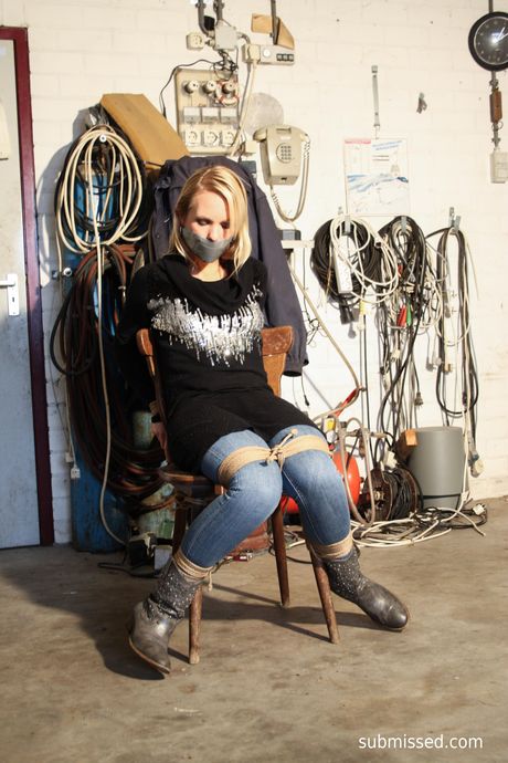 金髮荷蘭女孩娜塔莉被綁起來，在一張淫蕩的椅子上打屁股