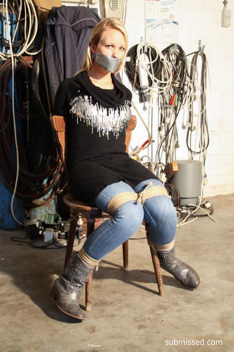 金髮荷蘭女孩娜塔莉被綁起來，在一張淫蕩的椅子上打屁股