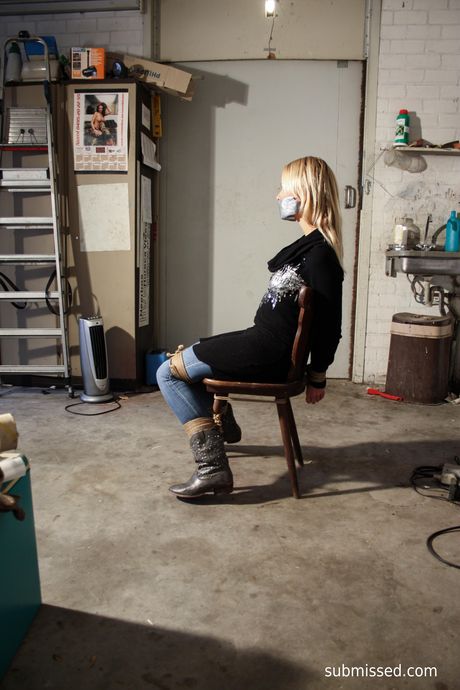 金髮荷蘭女孩娜塔莉被綁起來，在一張淫蕩的椅子上打屁股