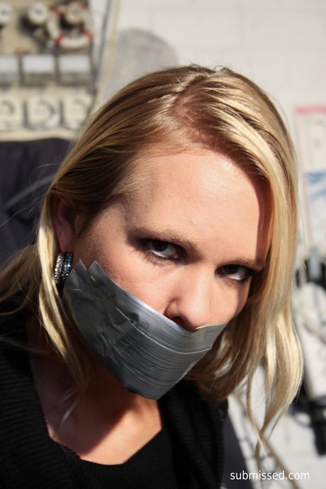 金髮荷蘭女孩娜塔莉被綁起來，在一張淫蕩的椅子上打屁股