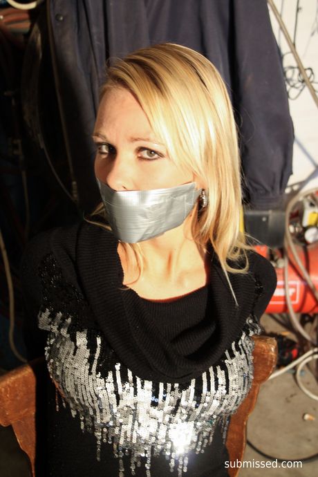 金髮荷蘭女孩娜塔莉被綁起來，在一張淫蕩的椅子上打屁股