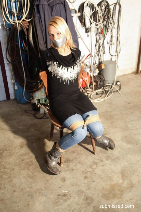 金髮荷蘭女孩娜塔莉被綁起來，在一張淫蕩的椅子上打屁股