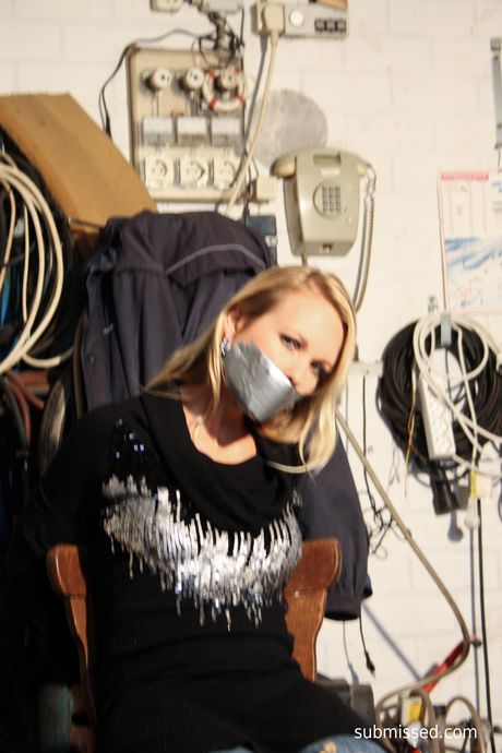 金髮荷蘭女孩娜塔莉被綁起來，在一張淫蕩的椅子上打屁股