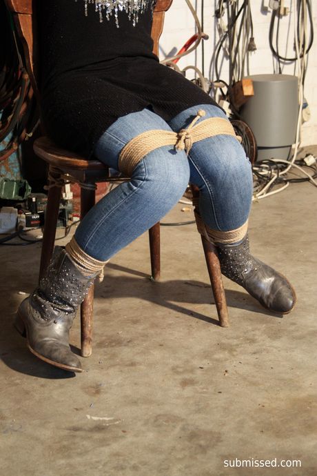 金髮荷蘭女孩娜塔莉被綁起來，在一張淫蕩的椅子上打屁股