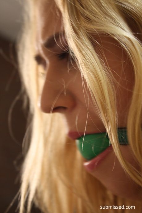 金髮匈牙利熟婦琳達·雷在獨奏中炫耀她的大乳房和剃光的陰部