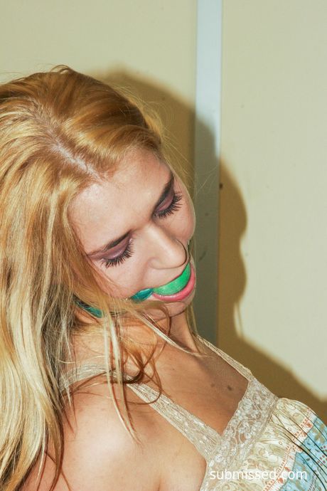 金髮匈牙利熟婦琳達·雷在獨奏中炫耀她的大乳房和剃光的陰部