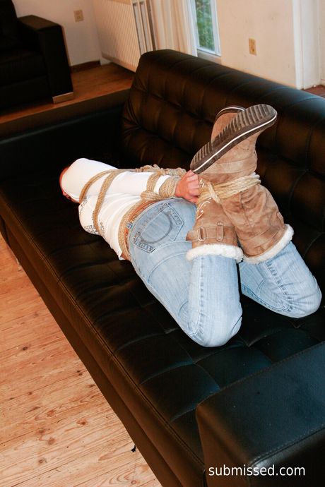 Brunette nuttet Vixen bliver bundet og kneblet i en hot bondage scene