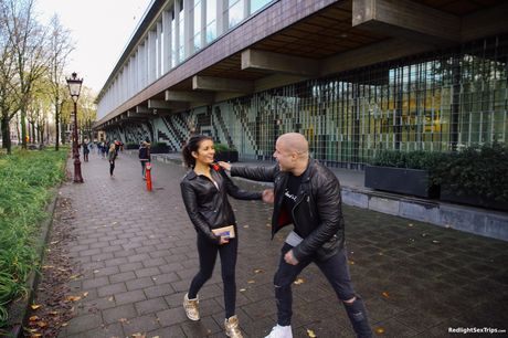 Lænende amatør Christy får sin fisse kneppet i strømpebukser