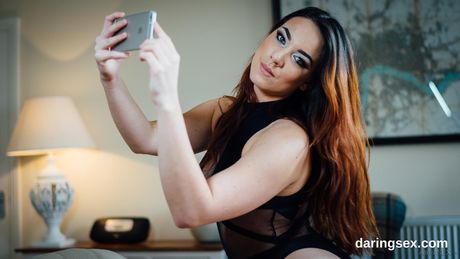 Brunette hollandsk søde Zoe Davis kommer ovenpå under sex med sin mandlige ven