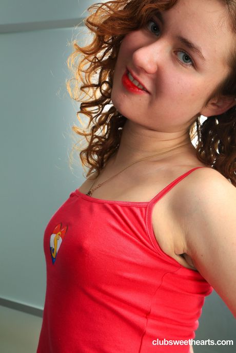 Ingefær ungarsk teenager Magdalena nyder sin barberede fisse med en dildo