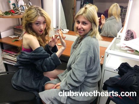 金髮美女 Ellen Jess 被她性感的女同性戀朋友舔陰部