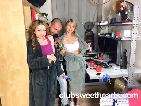 金髮美女 Ellen Jess 被她性感的女同性戀朋友舔陰部