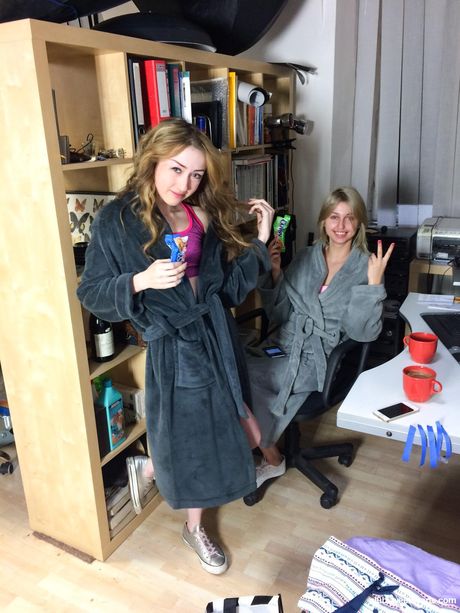 金髮美女 Ellen Jess 被她性感的女同性戀朋友舔陰部