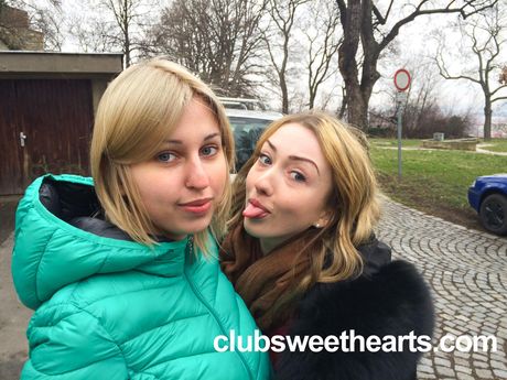 金髮美女 Ellen Jess 被她性感的女同性戀朋友舔陰部