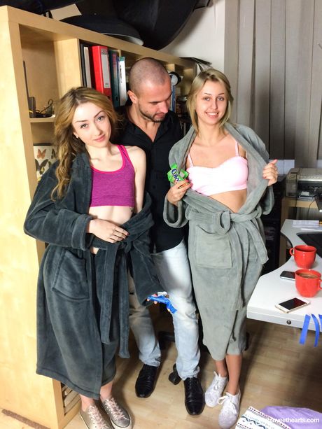 金髮美女 Ellen Jess 被她性感的女同性戀朋友舔陰部