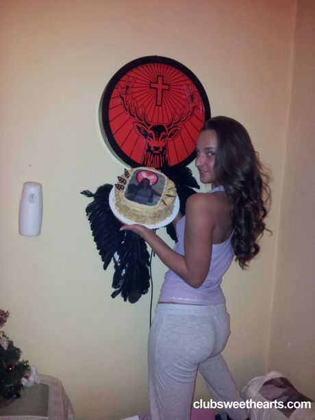 黑髮匈牙利封面女郎 Amira Adara 展示她的小乳房並擺出獨奏姿勢