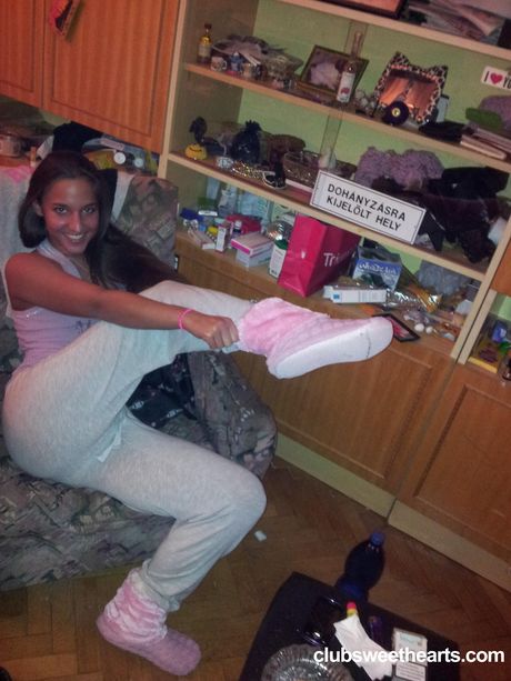 黑髮匈牙利封面女郎 Amira Adara 展示她的小乳房並擺出獨奏姿勢