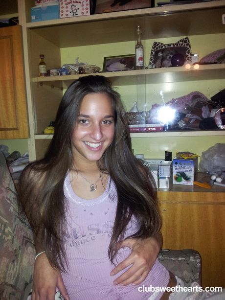 黑髮匈牙利封面女郎 Amira Adara 展示她的小乳房並擺出獨奏姿勢