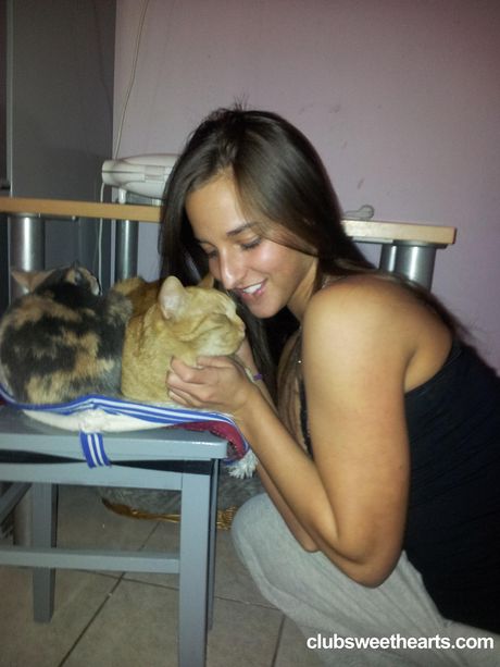 黑髮匈牙利封面女郎 Amira Adara 展示她的小乳房並擺出獨奏姿勢