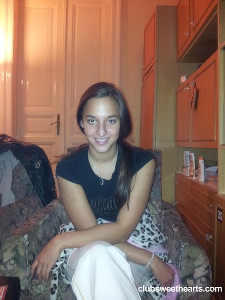 黑髮匈牙利封面女郎 Amira Adara 展示她的小乳房並擺出獨奏姿勢