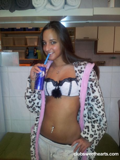 黑髮匈牙利封面女郎 Amira Adara 展示她的小乳房並擺出獨奏姿勢