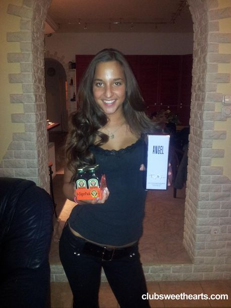 黑髮匈牙利封面女郎 Amira Adara 展示她的小乳房並擺出獨奏姿勢