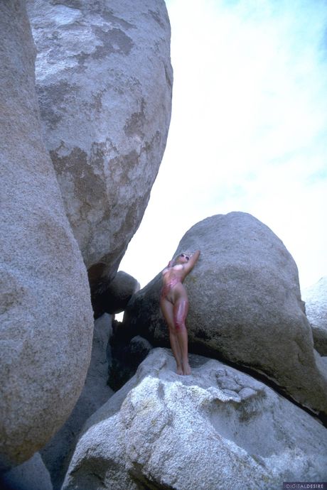 金髮封面女郎 Treasure 展示她令人驚嘆的胸部和姿勢