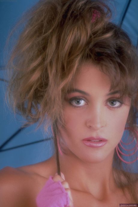 金髮封面女郎 Treasure 展示她令人驚嘆的胸部和姿勢