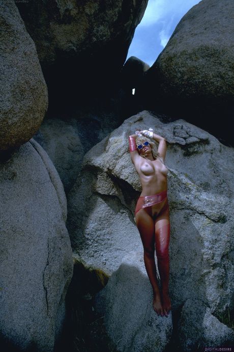 金髮封面女郎 Treasure 展示她令人驚嘆的胸部和姿勢