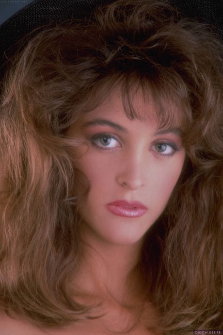 金髮封面女郎 Treasure 展示她令人驚嘆的胸部和姿勢