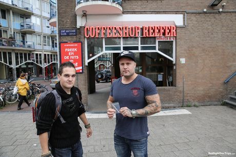 スレンダーなオランダのブロンドのノア・リヴィアは、ホテルの部屋で彼女の膣にペニスを詰め込まれます