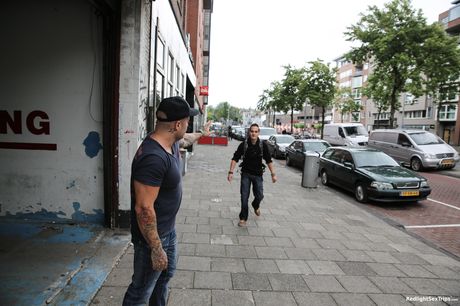 スレンダーなオランダのブロンドのノア・リヴィアは、ホテルの部屋で彼女の膣にペニスを詰め込まれます