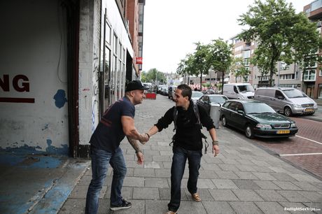 スレンダーなオランダのブロンドのノア・リヴィアは、ホテルの部屋で彼女の膣にペニスを詰め込まれます