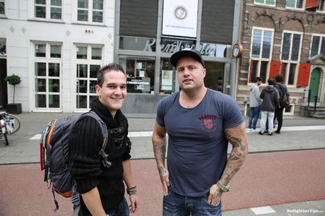 スレンダーなオランダのブロンドのノア・リヴィアは、ホテルの部屋で彼女の膣にペニスを詰め込まれます