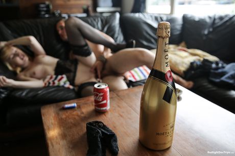 スレンダーなオランダのブロンドのノア・リヴィアは、ホテルの部屋で彼女の膣にペニスを詰め込まれます